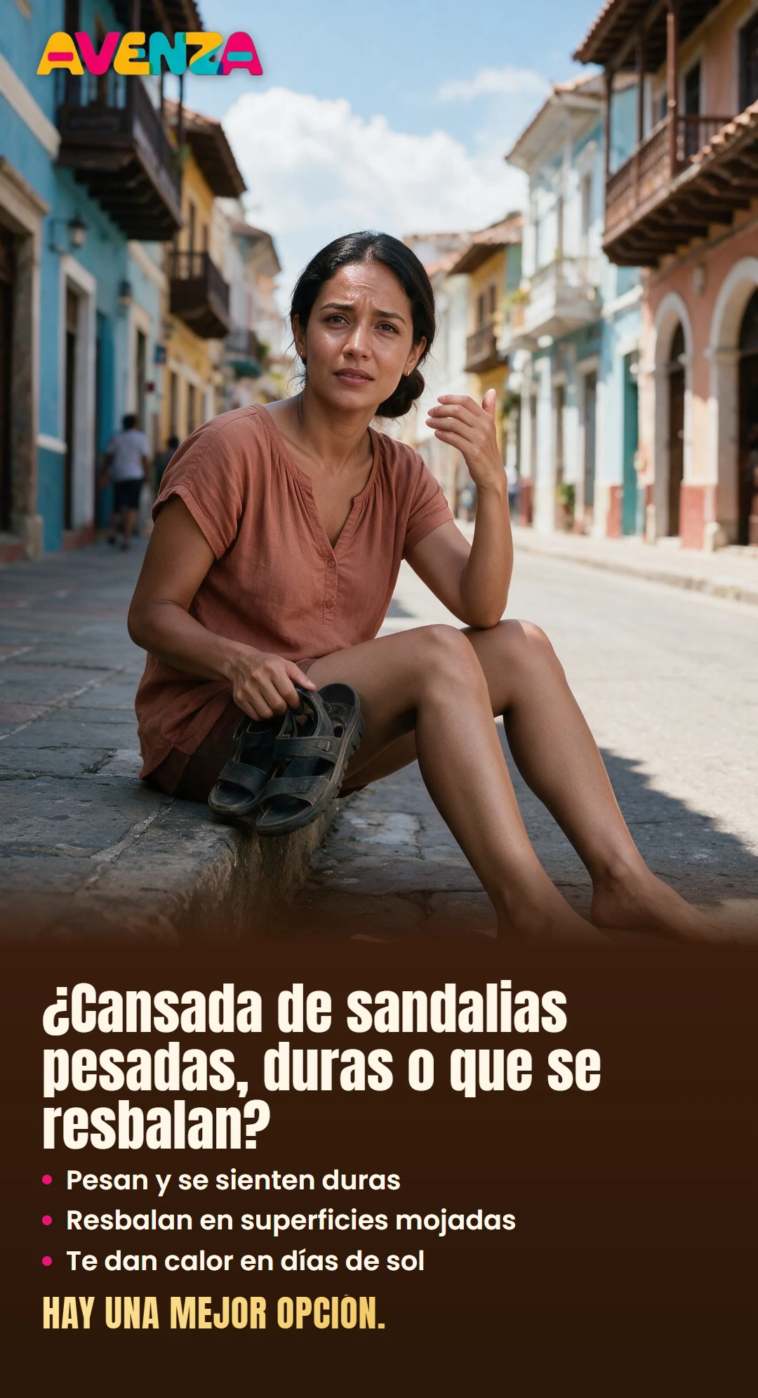 Mujer cansada sentada en la acera con unas sandalias pesadas en la mano