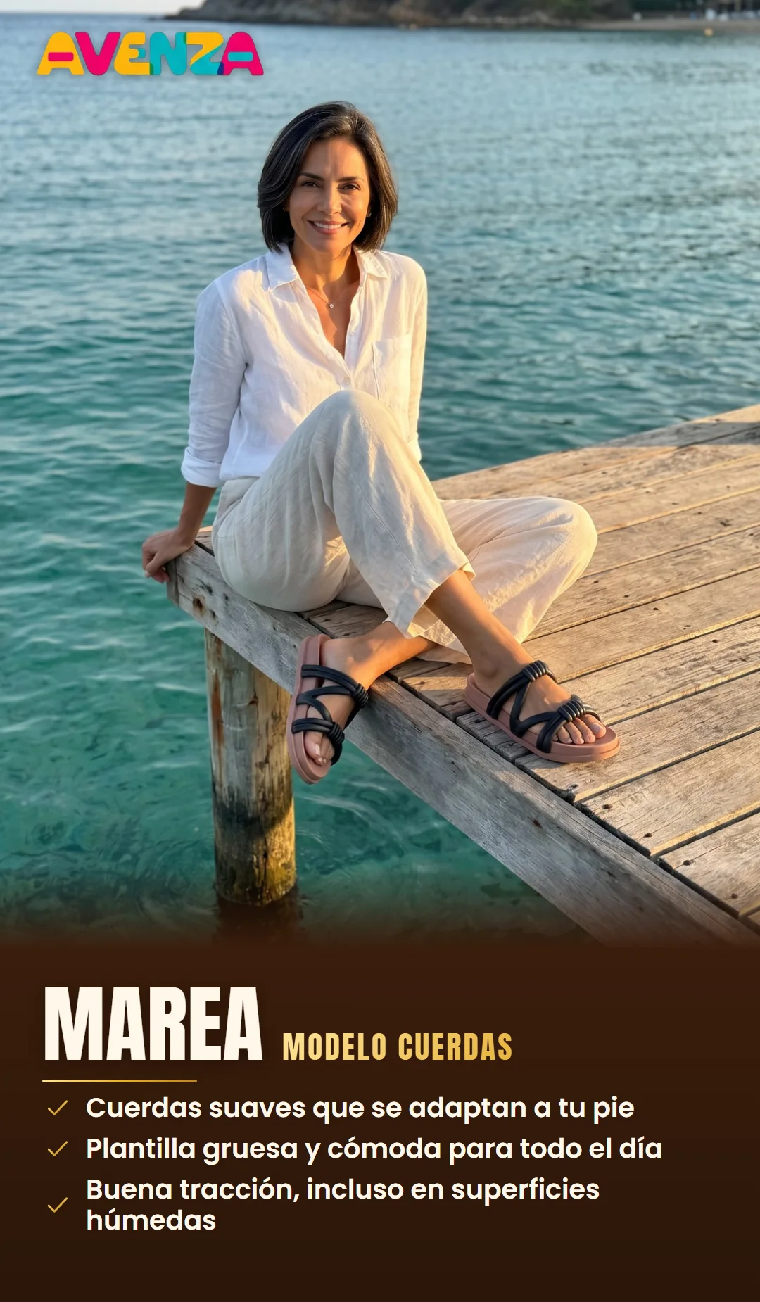 Mujer sentada en un muelle frente al mar con sandalias AVENZA Marea