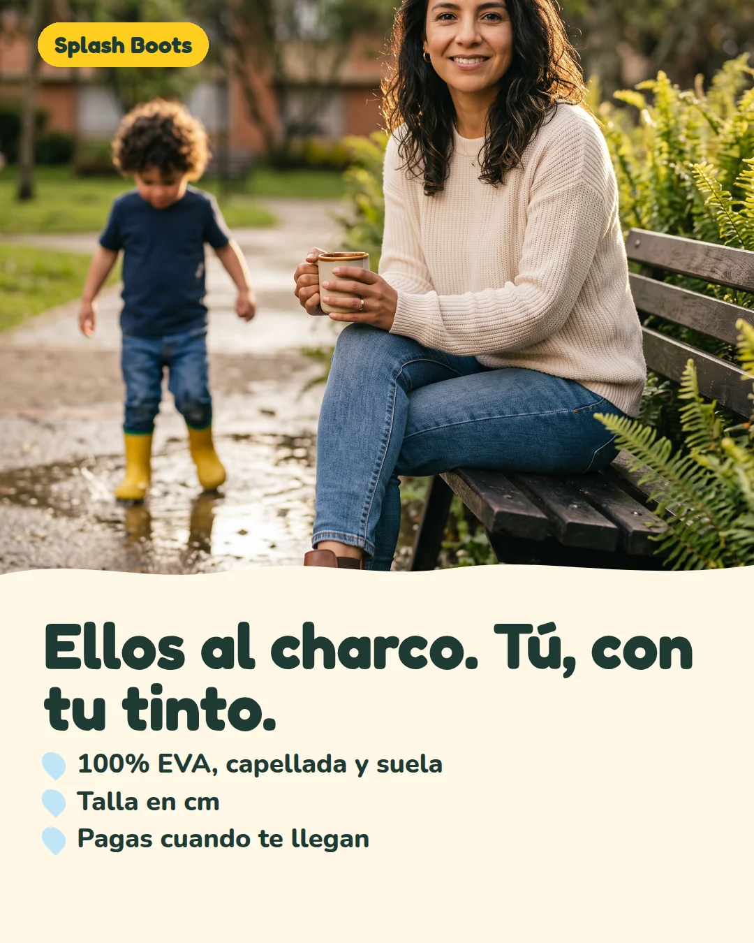 Madre sentada en el parque mientras un niño juega con botas Splash Boots.
