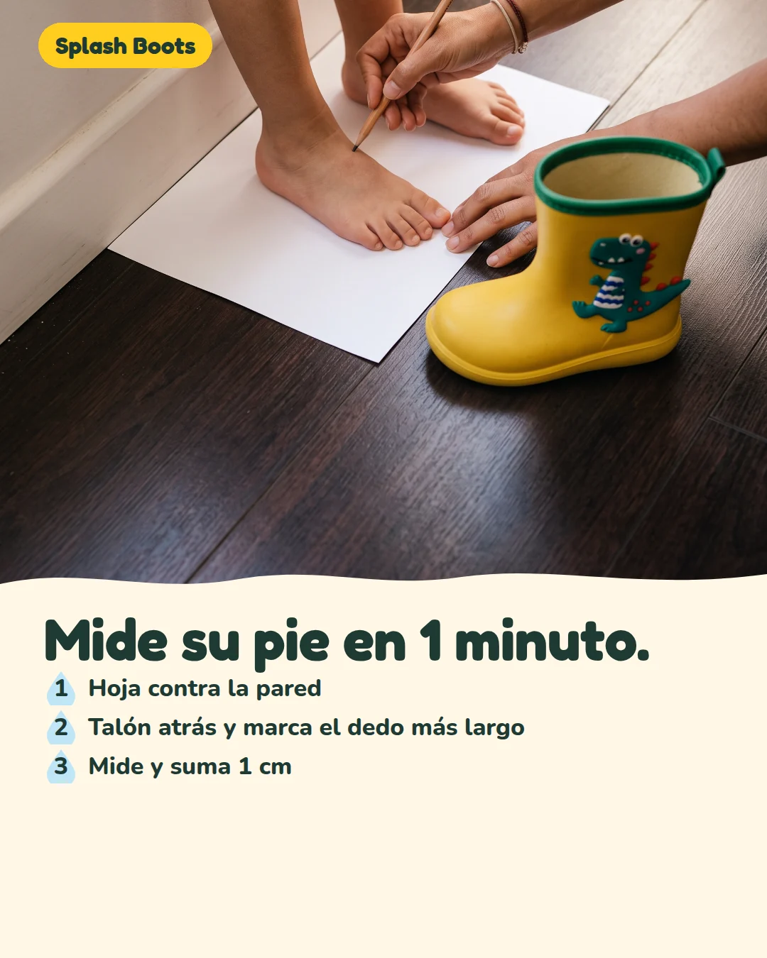 Adulto mide el pie de un niño junto a una bota Splash Boots.